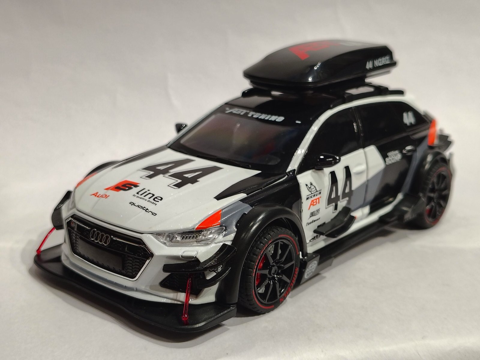 Audi RS6 Avant 1:24 - Image 4