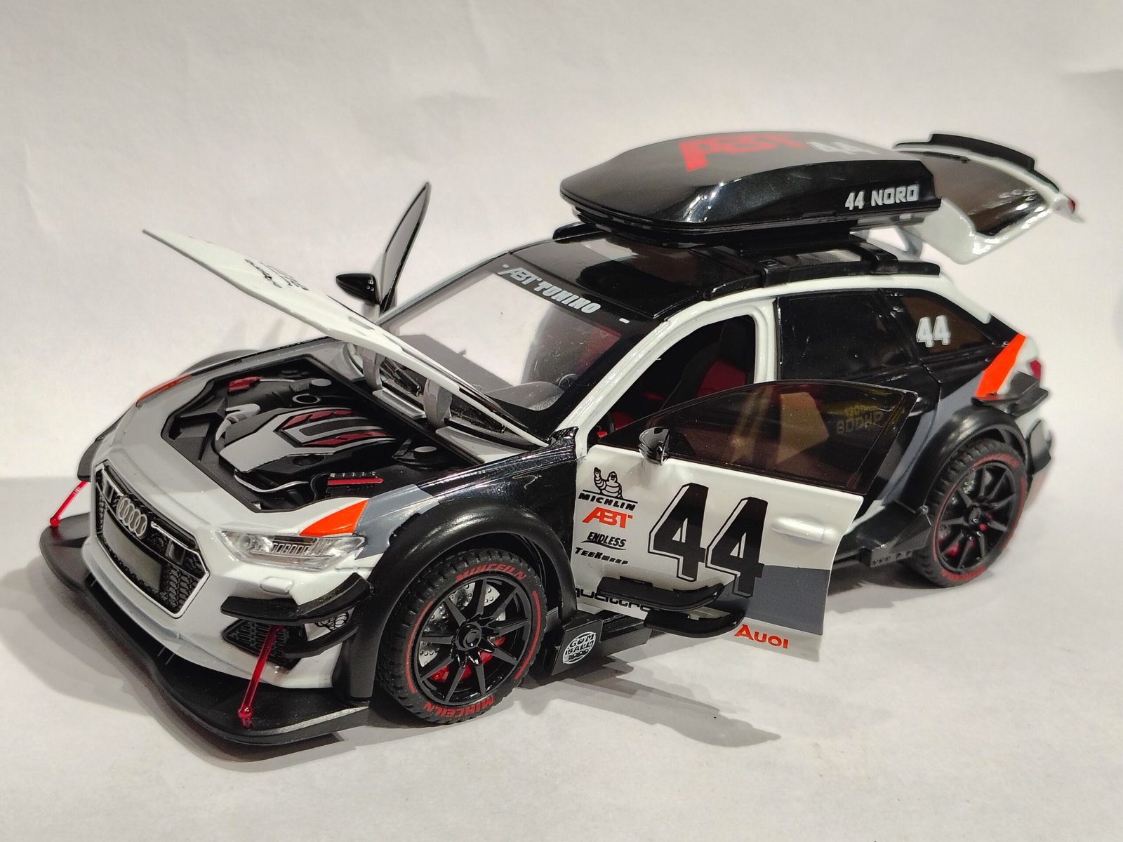 Audi RS6 Avant 1:24 - Image 2