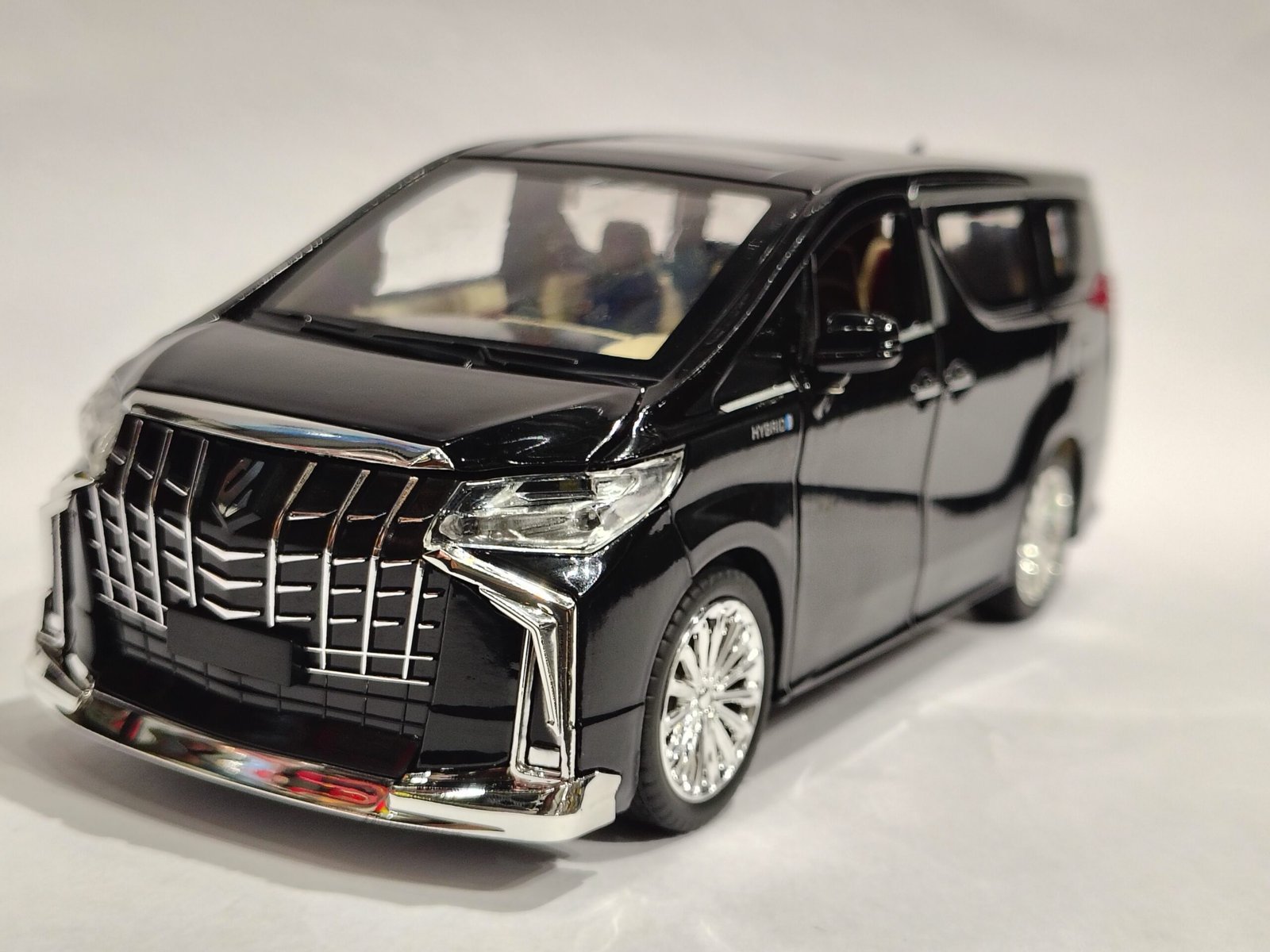 Toyota Alphard 1:24 - Image 2