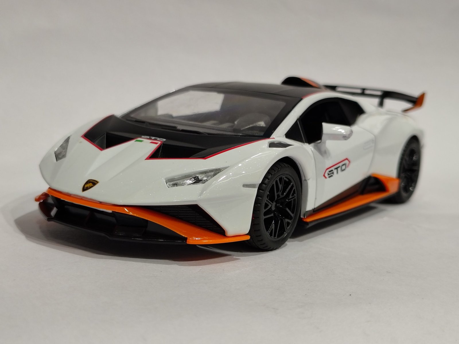Lamborghini Huracán STO 1:24 - Image 2