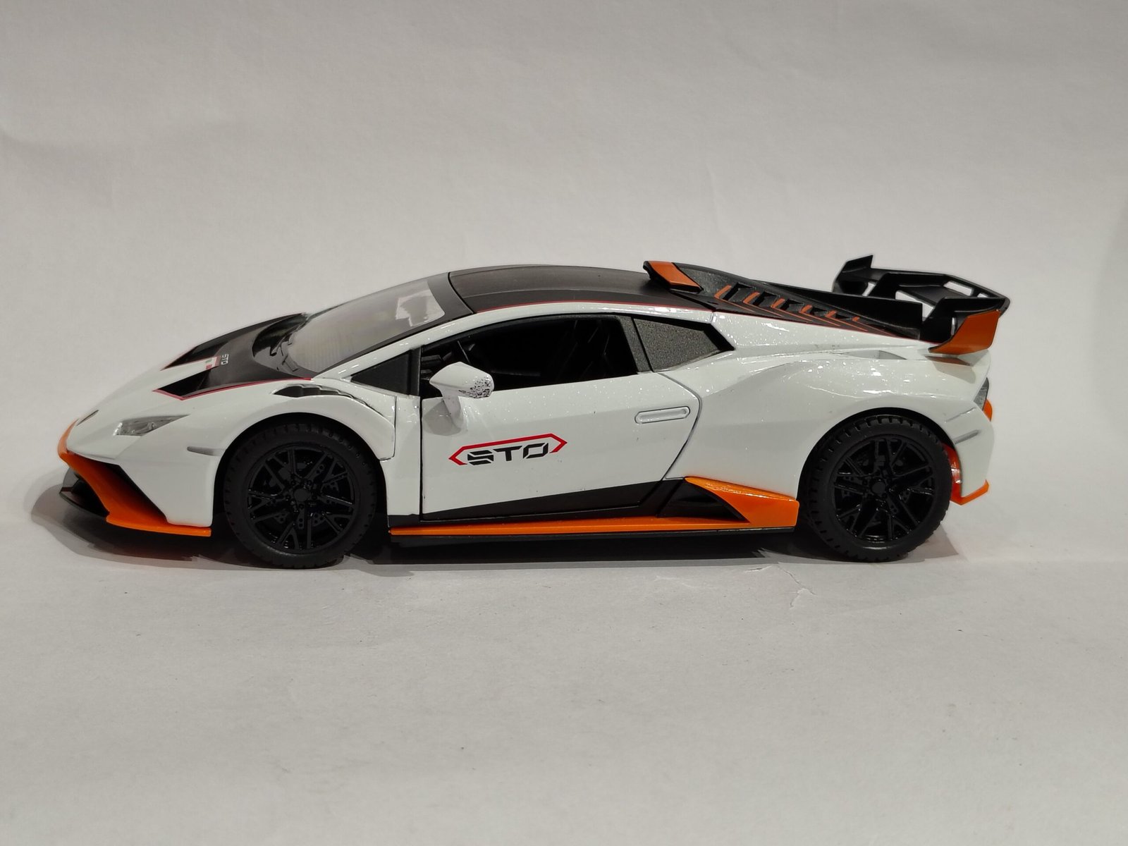 Lamborghini Huracán STO 1:24