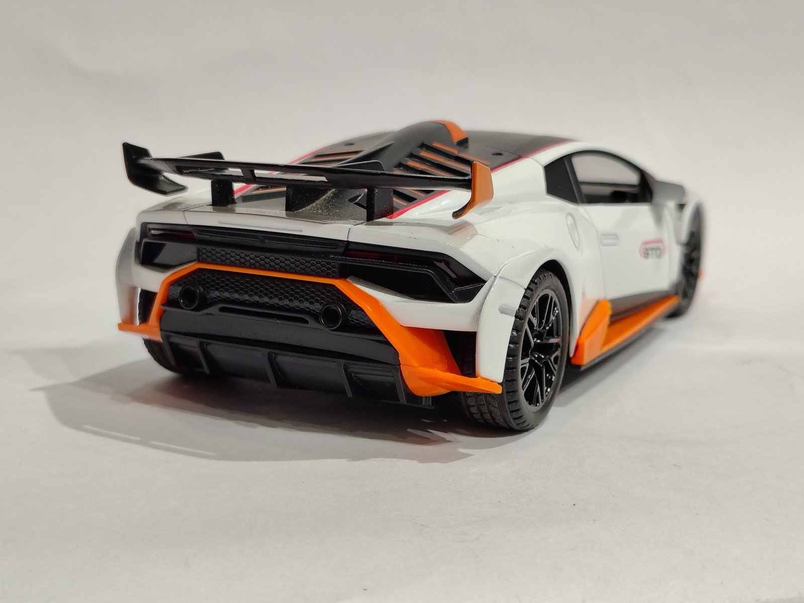 Lamborghini Huracán STO 1:24 - Image 3