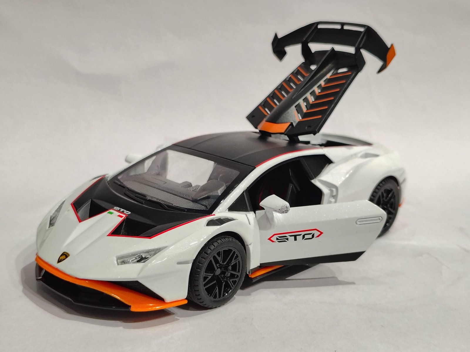 Lamborghini Huracán STO 1:24 - Image 4