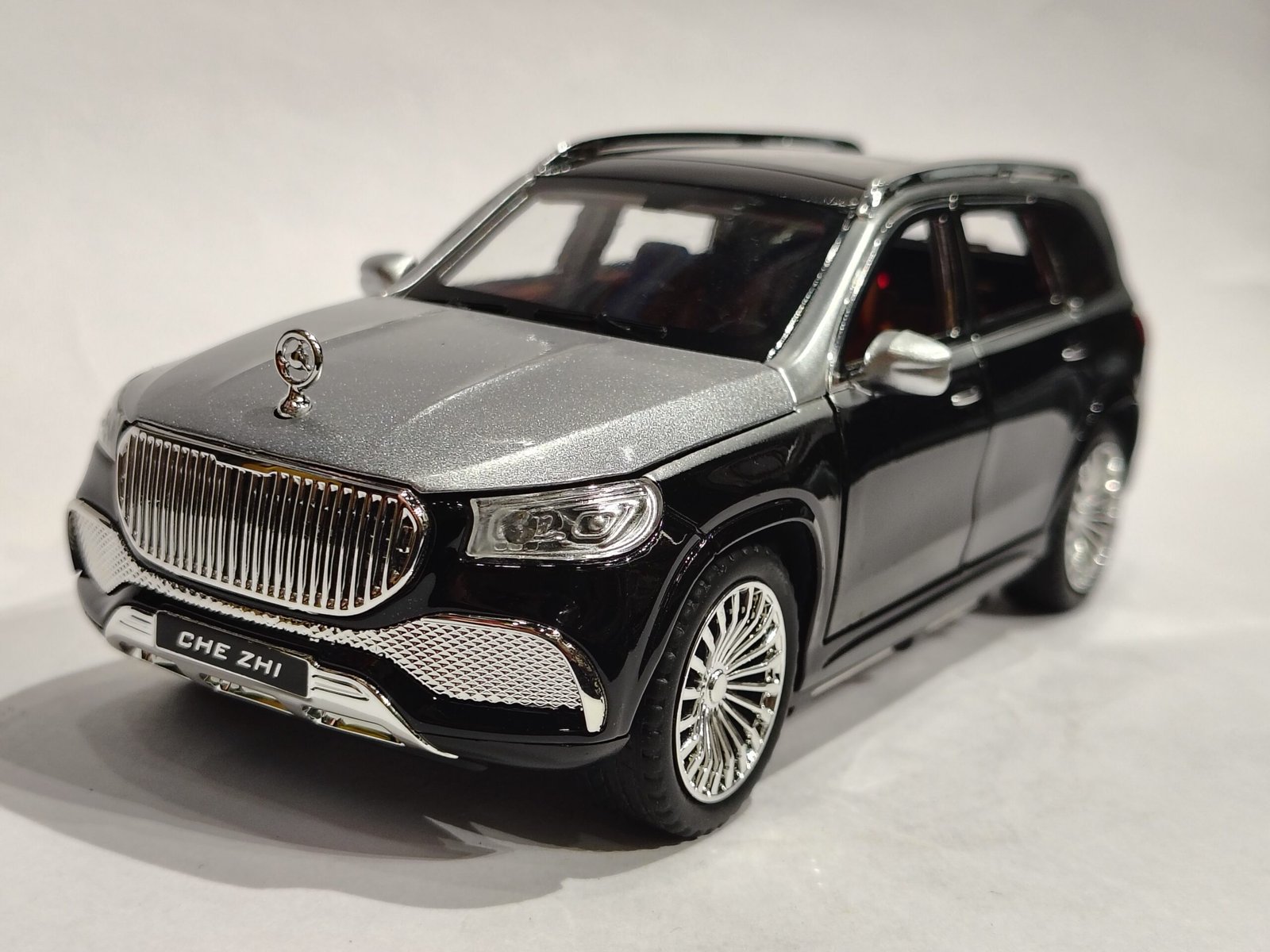 Mercedes-Maybach GLS 600 1:24 - Image 2