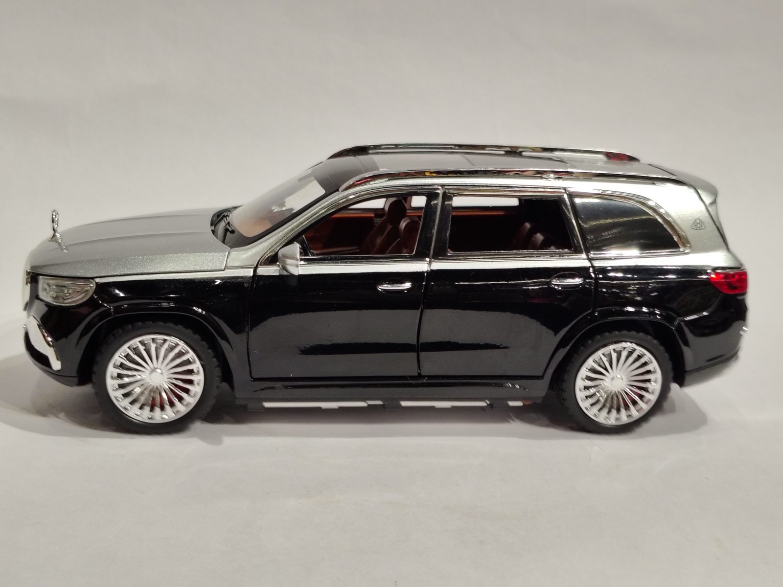 Mercedes-Maybach GLS 600 1:24