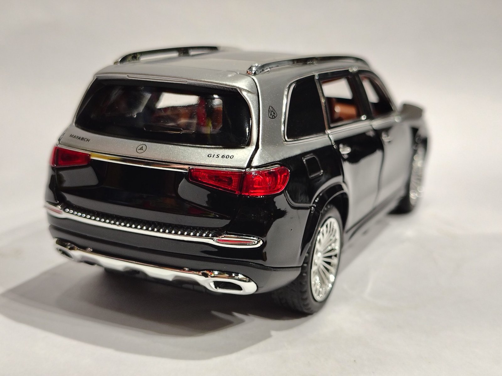 Mercedes-Maybach GLS 600 1:24 - Image 3