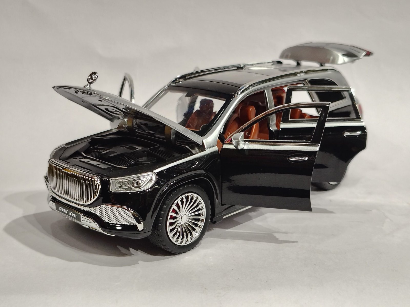 Mercedes-Maybach GLS 600 1:24 - Image 4