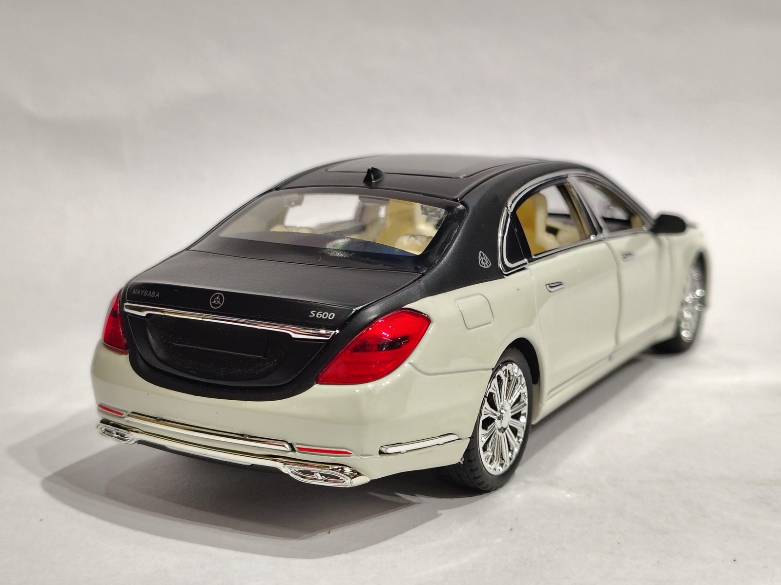 Mercedes-Maybach S-Class 1:24 - Image 3