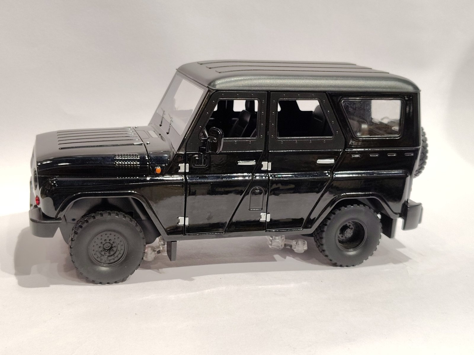 UAZ-469 1:18