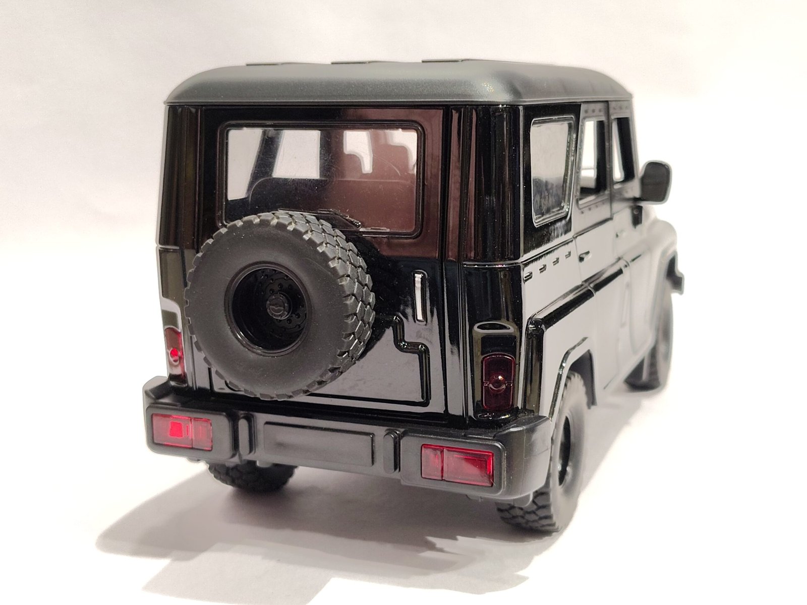 UAZ-469 1:18 - Image 3