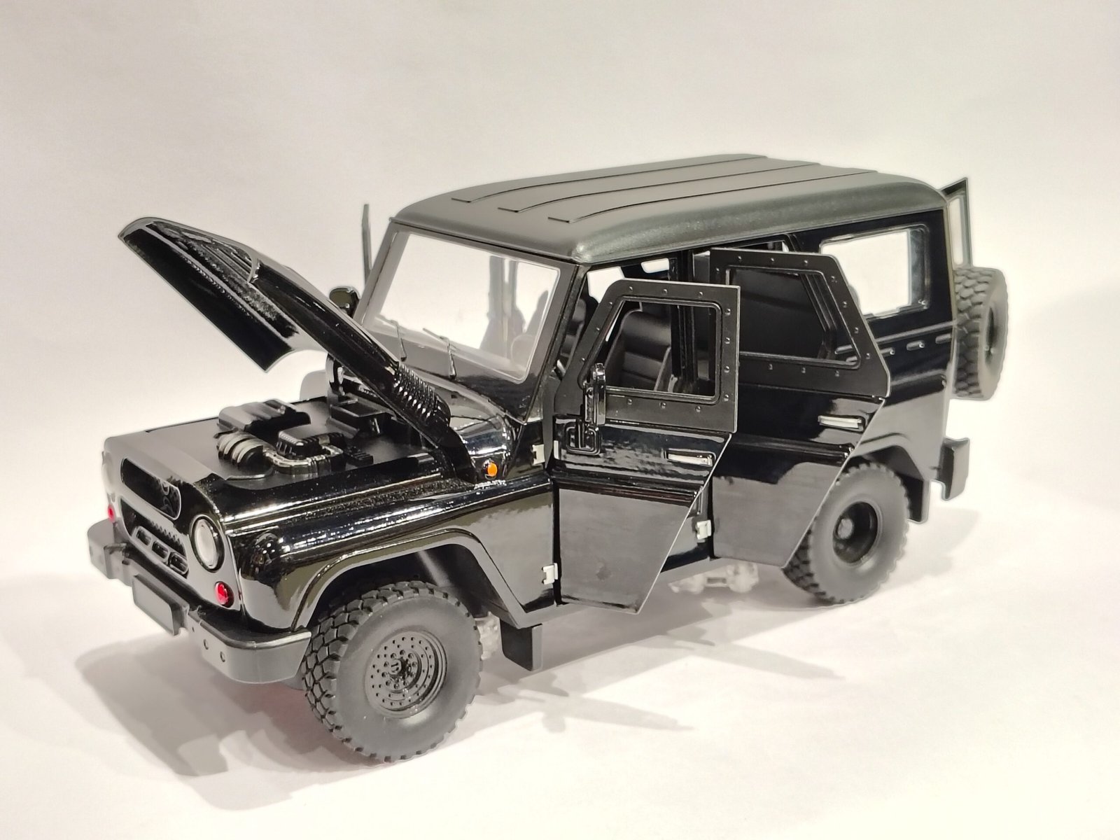 UAZ-469 1:18 - Image 4