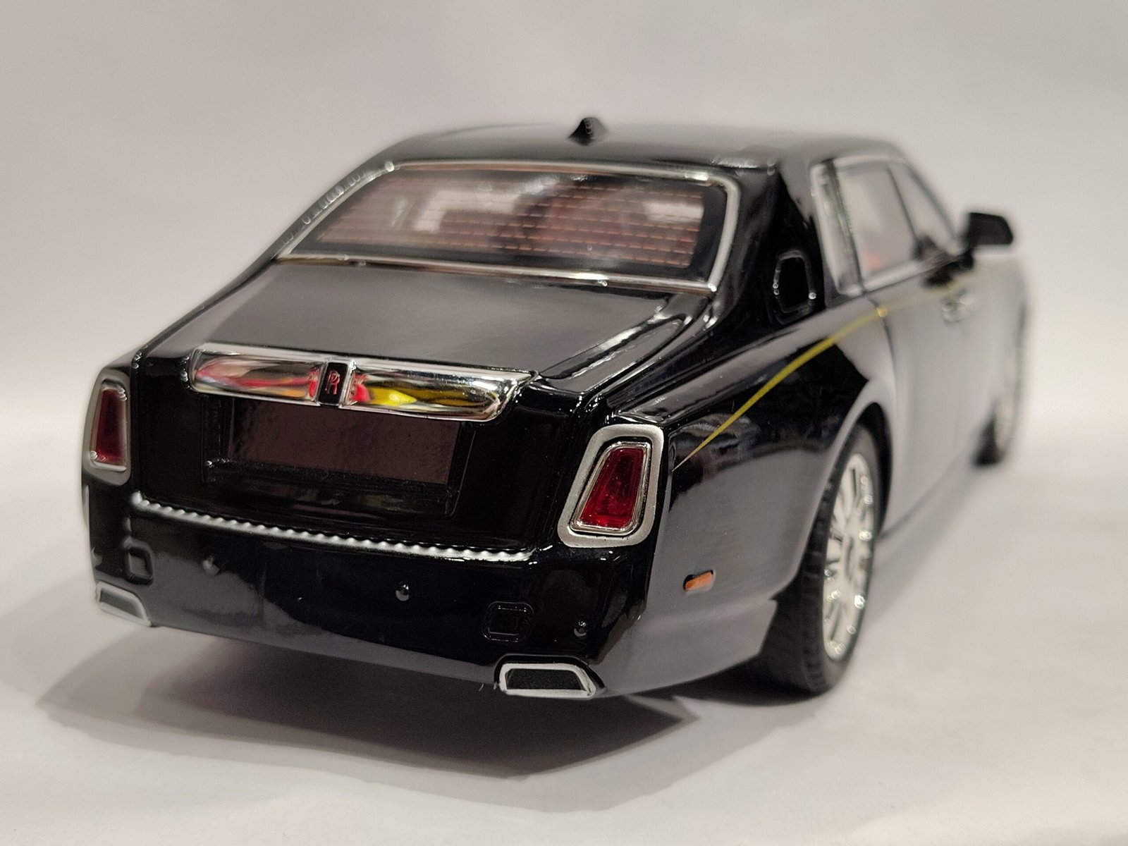 Rolls-Royce Phantom VIII 1:18 - Image 3