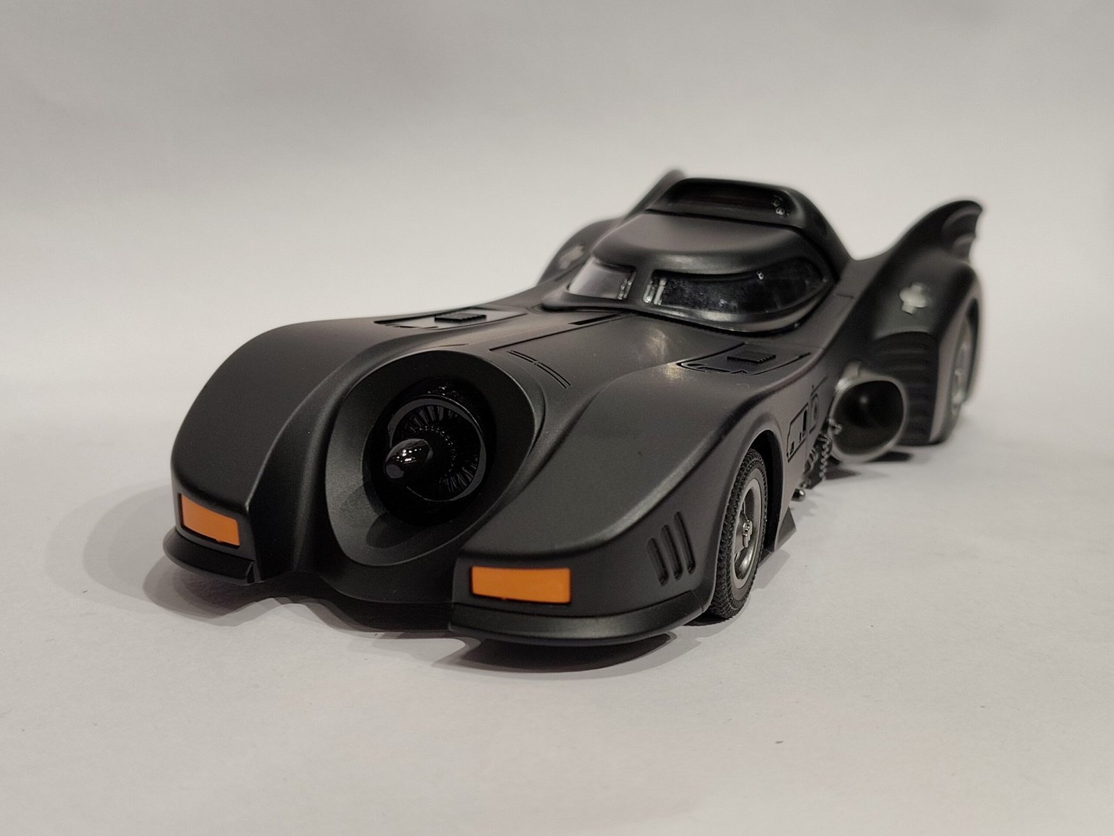 Tim Burton's 1989 Batmobile 1:24 - Image 2
