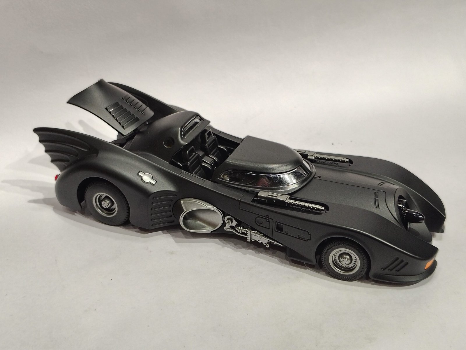 Tim Burton's 1989 Batmobile 1:24 - Image 4