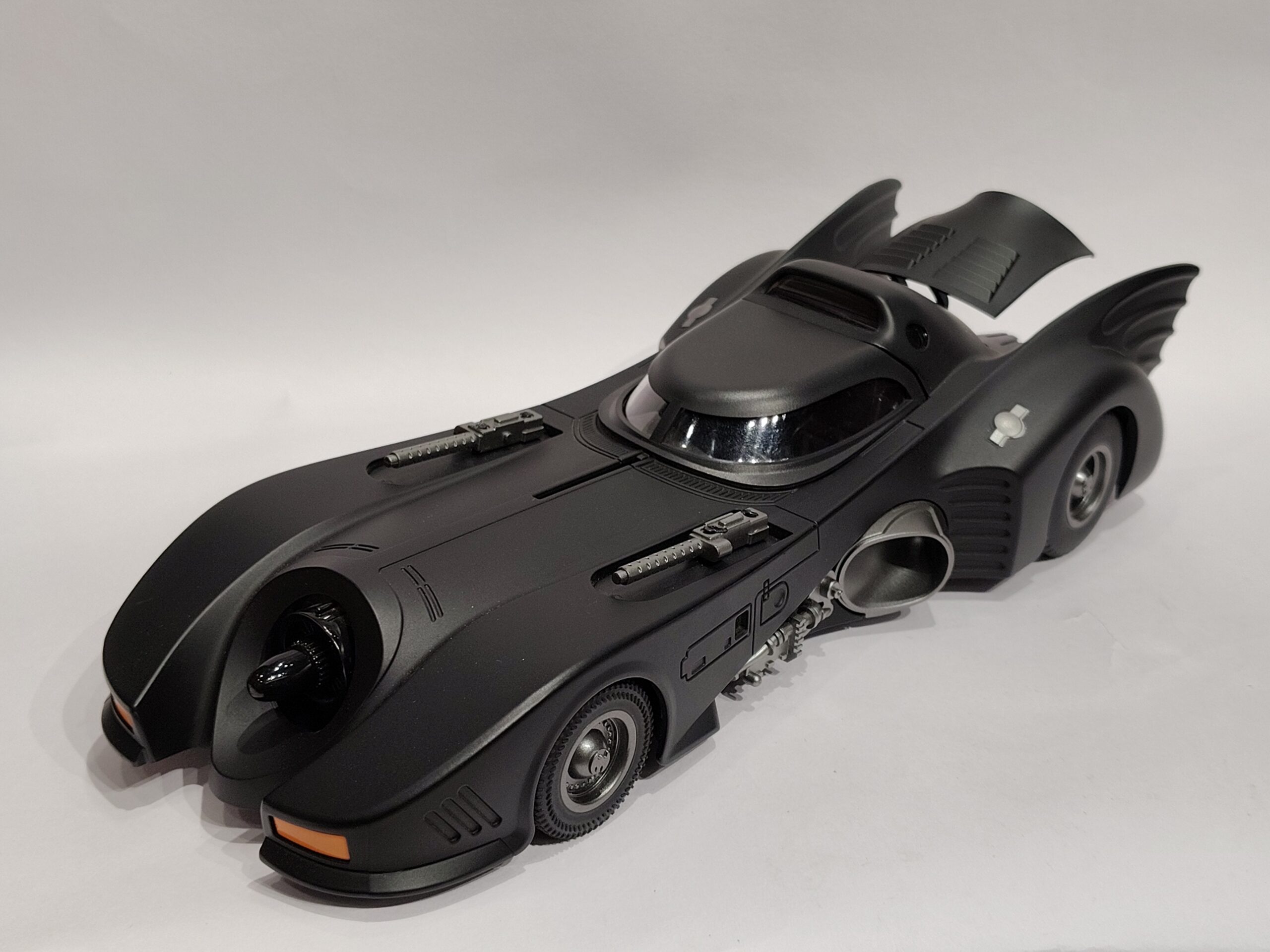 Tim Burton's 1989 Batmobile 1:18 - Image 4