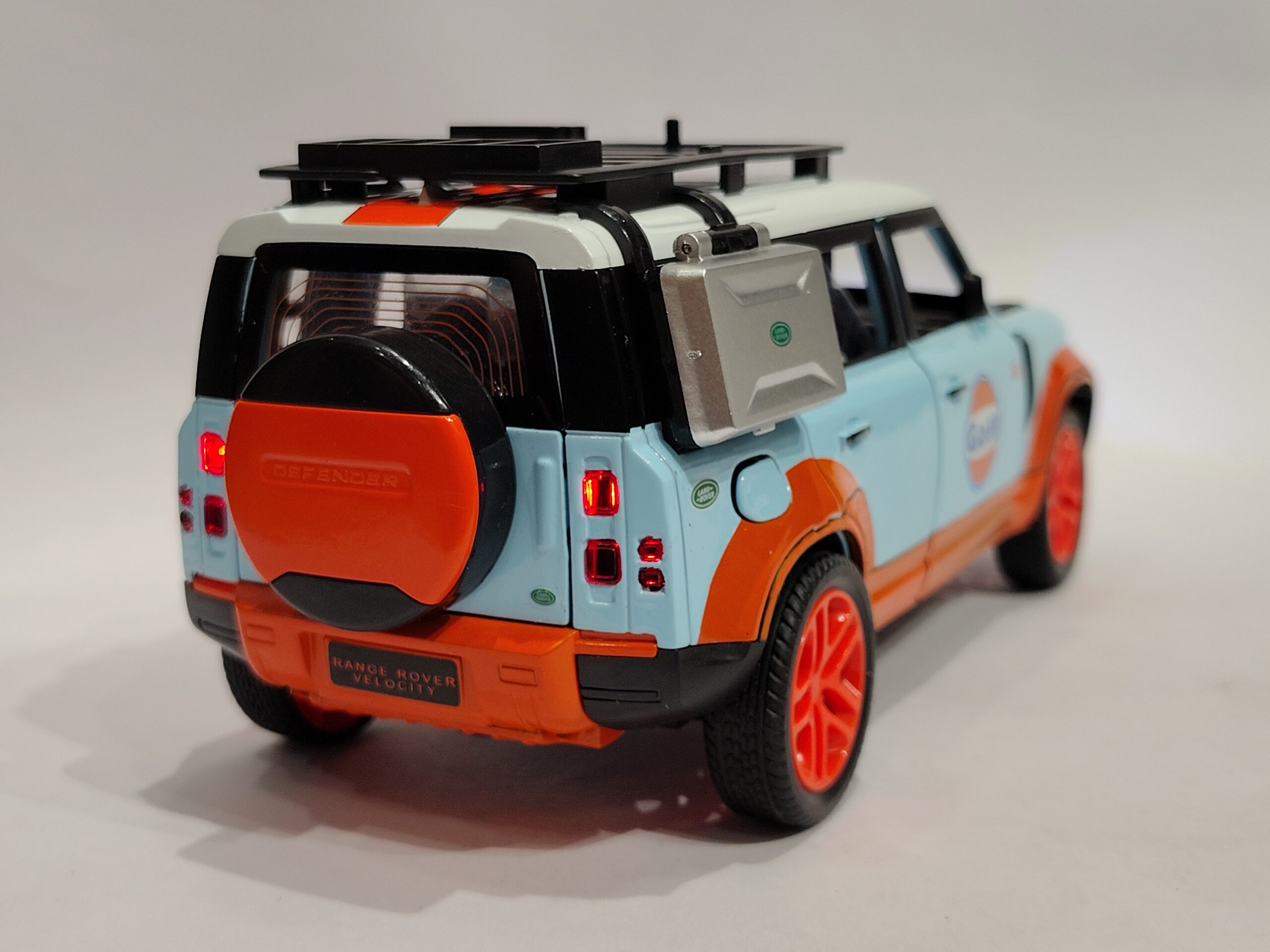 Land Rover Defender 110 1:24 - Image 3