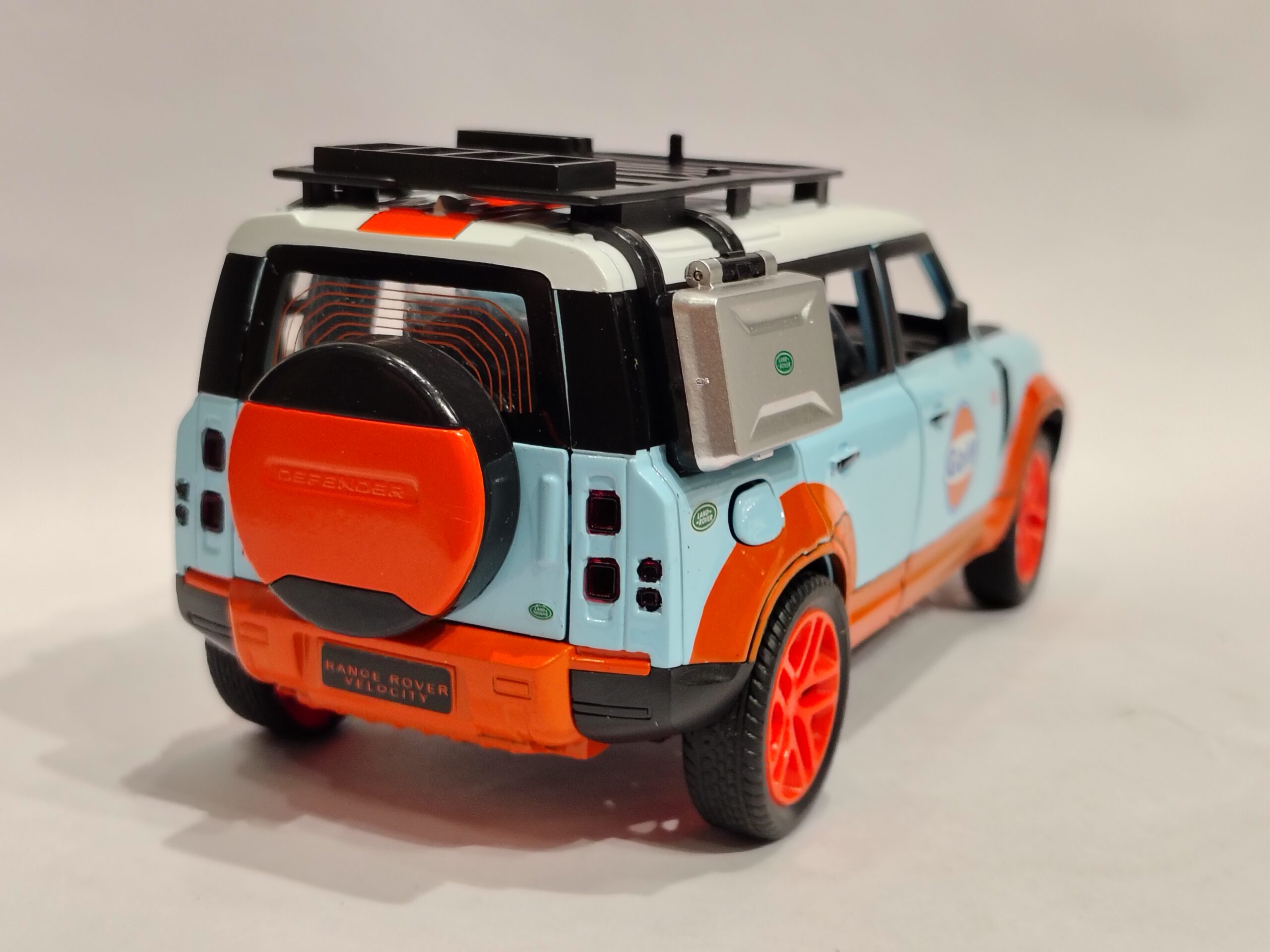 Land Rover Defender 110 1:24 - Image 4